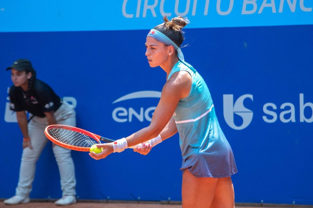 Carol Meligeni vence mexicana e busca maior título da carreira neste domingo