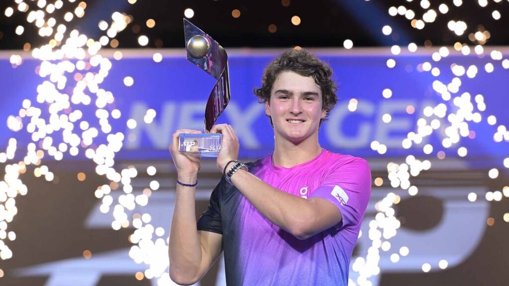 Campeão do Next Gen, Stefano Tsitsipas rasga elogios ao brasileiro João Fonseca