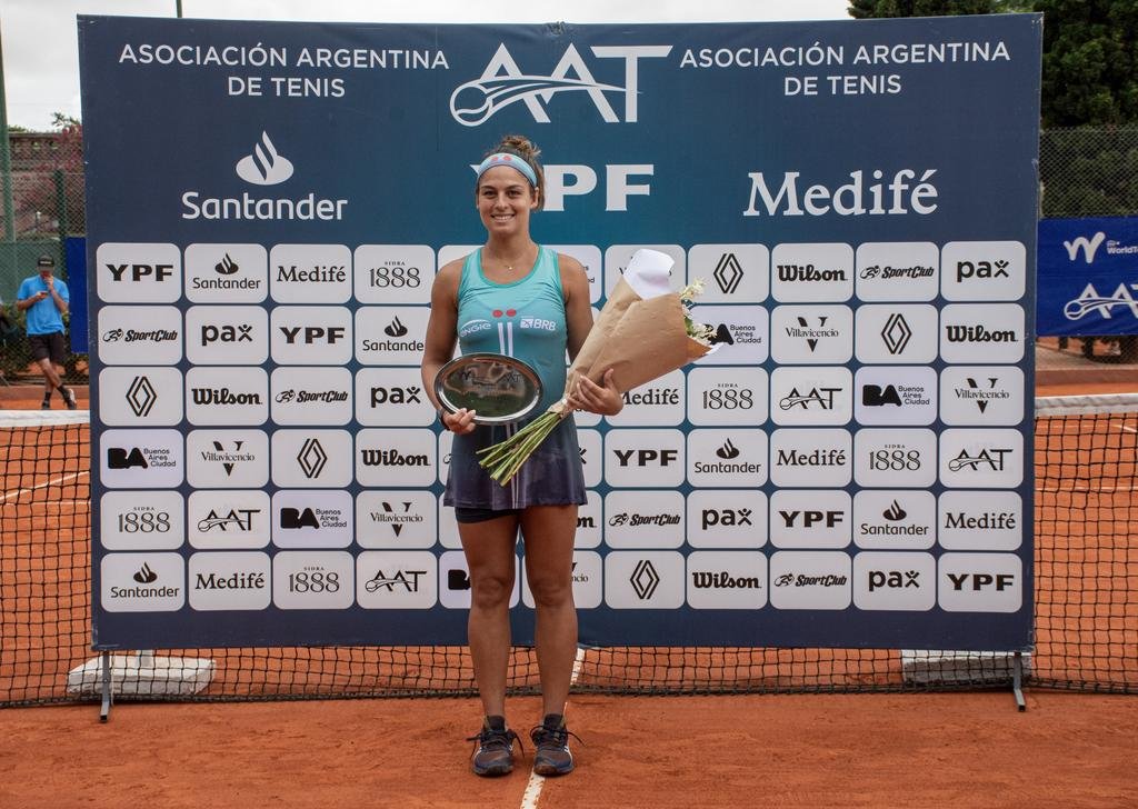 Carol Meligeni bate favorita e conquista maior título da carreira em Buenos Aires