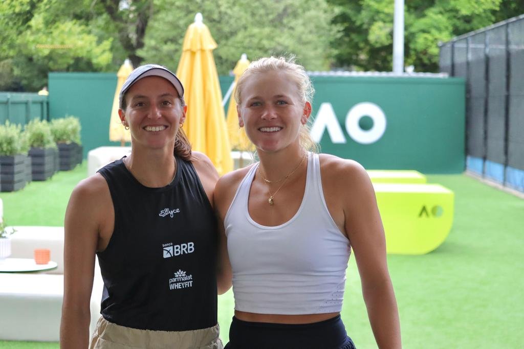 Luisa Stefani vence duelo brasileiro e avança à segunda rodada do Australian Open