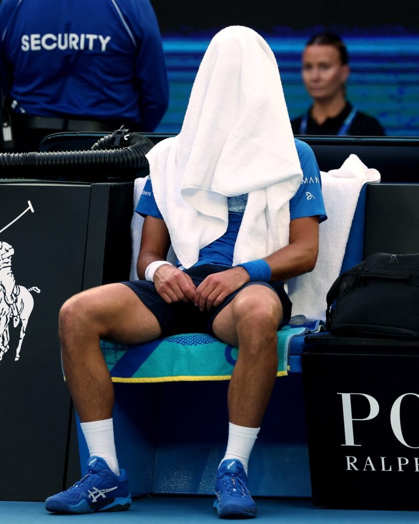 Djokovic avança às quartas do Australian Open, mas se envolve em nova polêmica