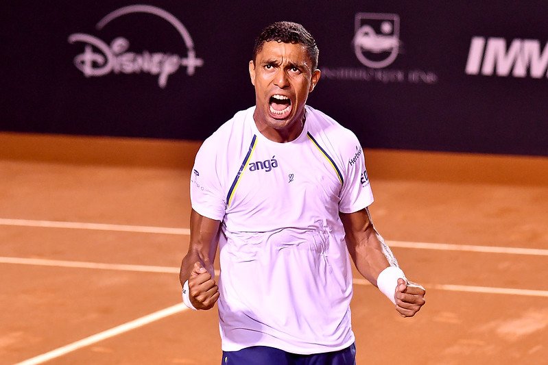 Thiago Monteiro vira o jogo e estreia com vitória no Rio Open 2025