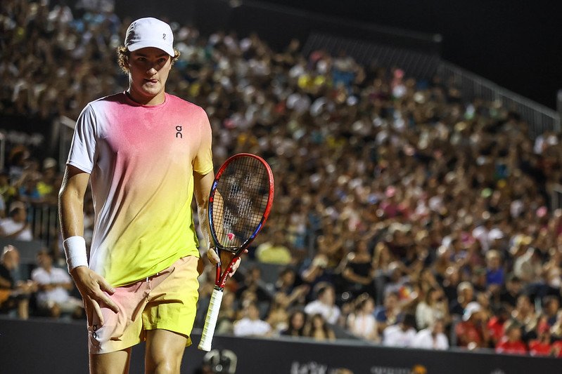 João Fonseca sente a pressão e é eliminado na estreia no Rio Open 2025