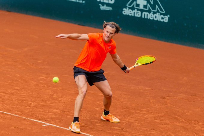 Ex-craque do futebol, Diego Forlan arrasa adversário no Mundial Master de tênis por equipes