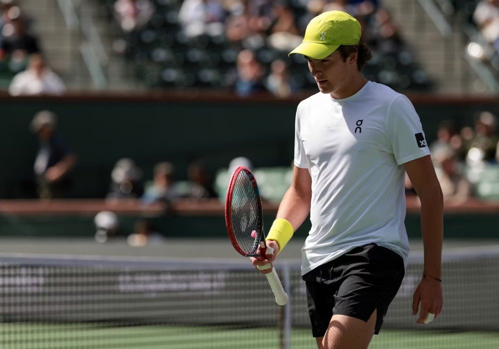 João Fonseca cita dificuldade com o vento e destaca mudança de postura em vitória em Indian Wells 