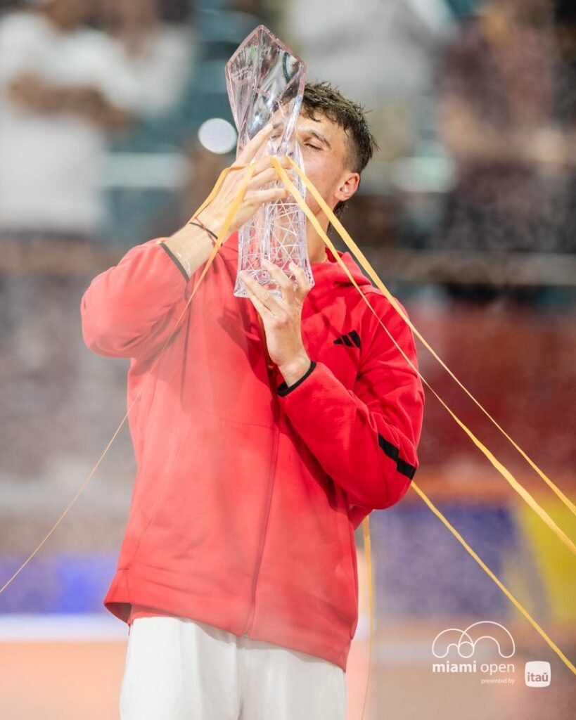 Campeão, Mensik revela que 'milagre' o impediu de desistir do Masters 1000 de Miami