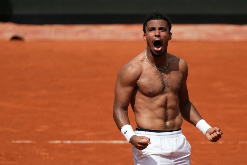 Com lesão polêmica e em quatro horas, Arthur Fils supera Jaume Munar em Roland Garros