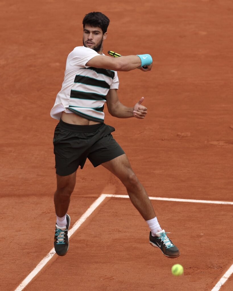 Atuais campeões, Carlos Alcaraz e Iga Swiatek estreiam com vitória em Roland Garros