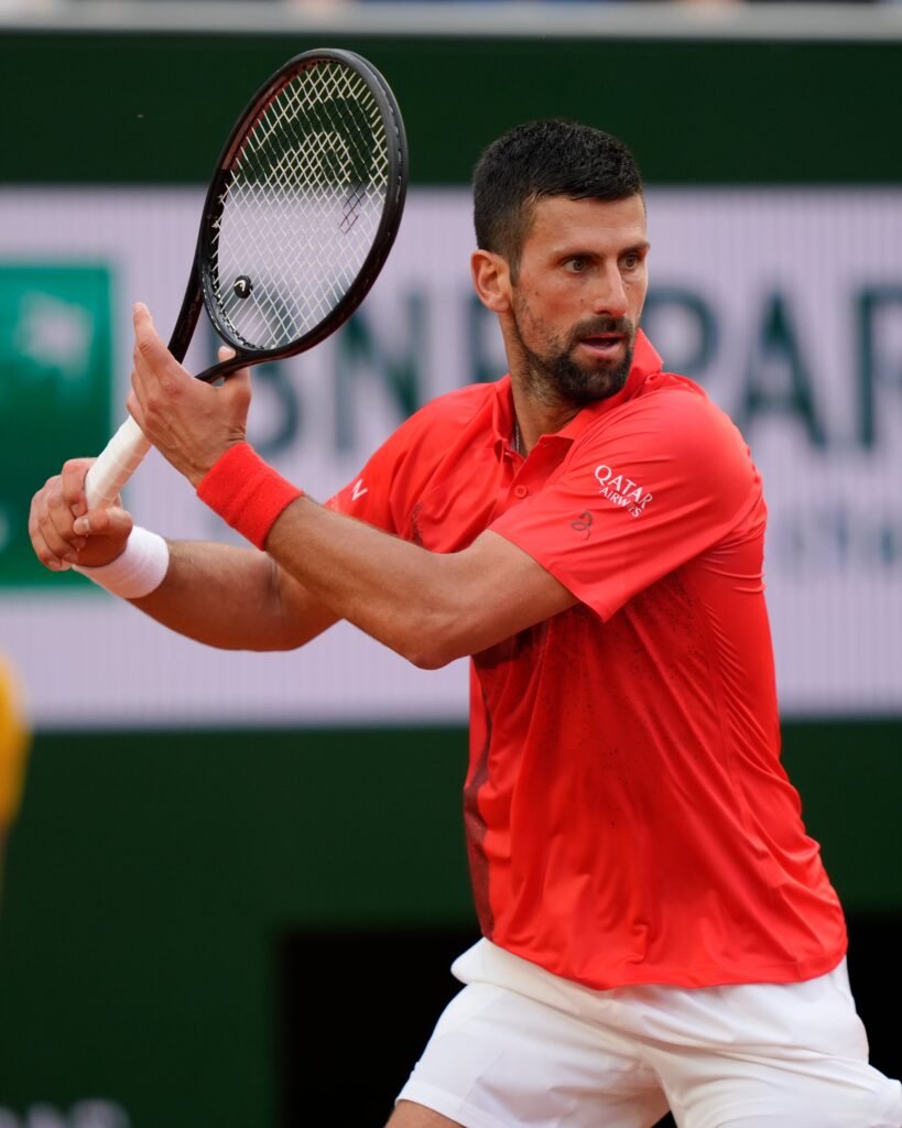 Djokovic vence Moutet e avança à terceira rodada de Roland Garros