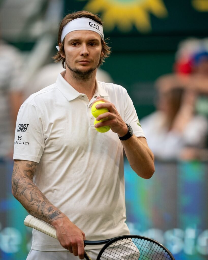Alexander Bublik surpreende e elimina Jannik Sinner no ATP de Halle