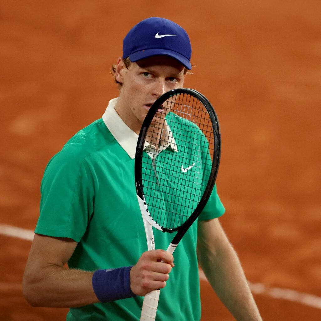 Sinner vence Djokovic e avança à final de Roland Garros