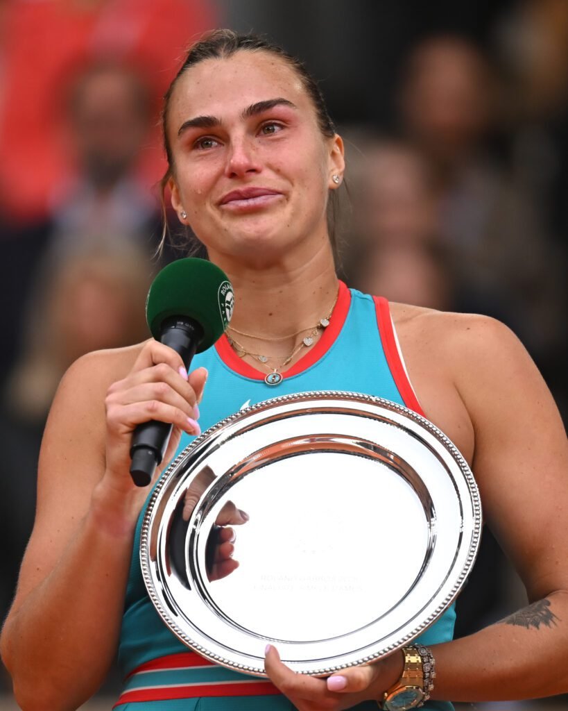 Aryna Sabalenka chora e fala em "pior final" em Roland Garros