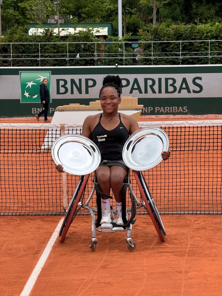 Vitória Miranda é campeã em simples e duplas no Roland Garros Juvenil em cadeiras de rodas