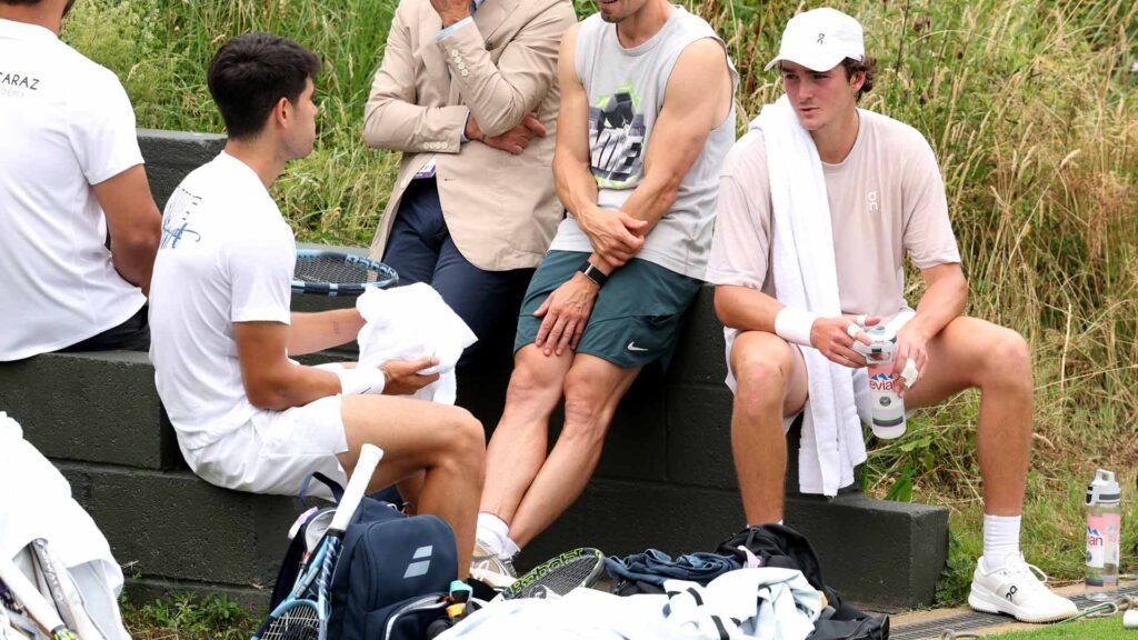 Alcaraz elogia João Fonseca após treino com o brasileiro em Wimbledon