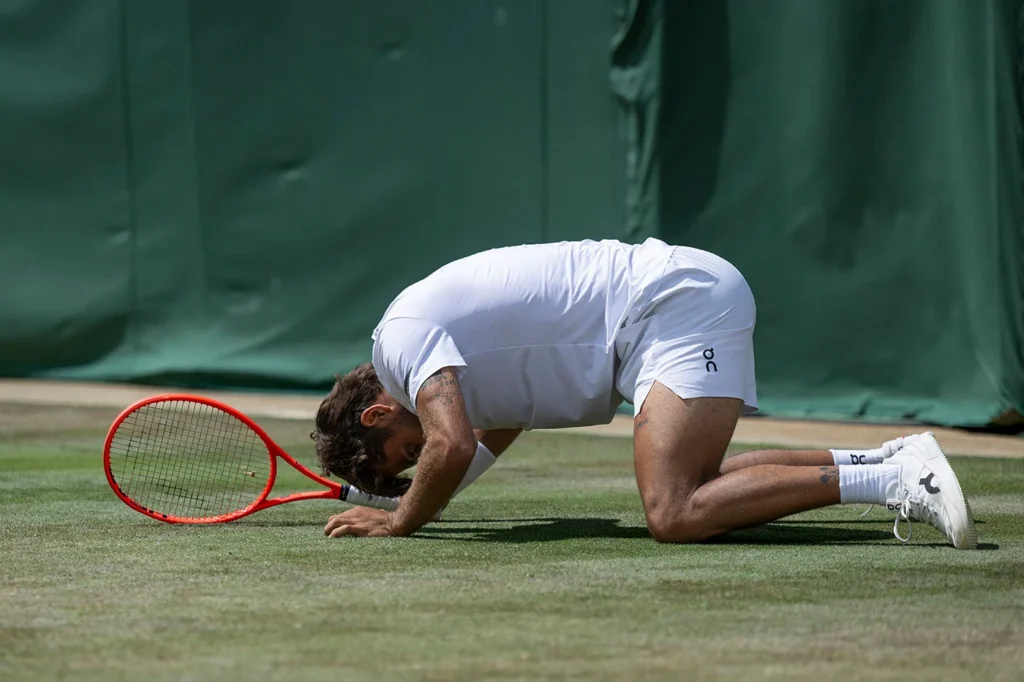 Cobolli vence Cilic, avança às quartas em Wimbledon e leva pai e irmão às lágrimas