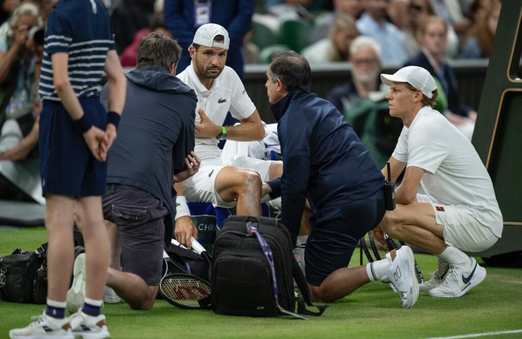 Dimitrov abre 2 sets a 0 sobre Sinner, mas sofre lesão e abandona jogo em Wimbledon