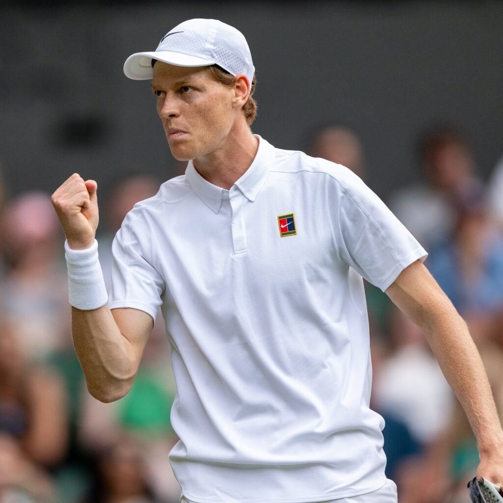 Jannik Sinner avança com facilidade à terceira rodada de Wimbledon