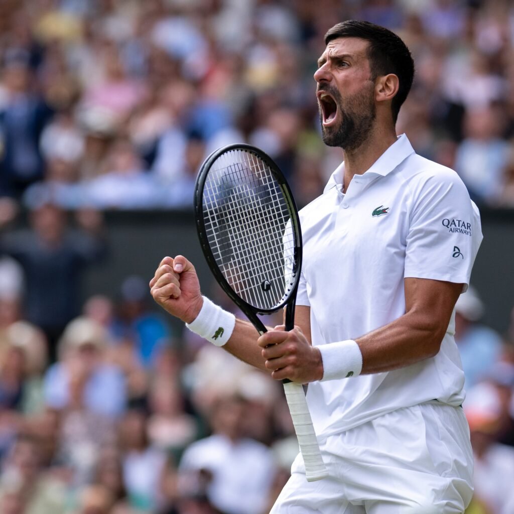 Sob os olhares de Roger Federer, Novak Djokovic avança às quartas em Wimbledon