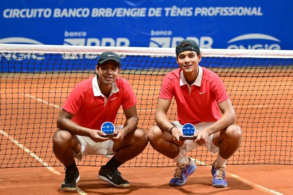 Ao lado do irmão, Luis Guto Miguel é campeão nas duplas no ITF M15 de Joinville