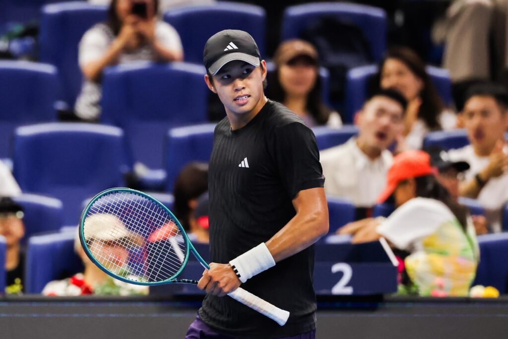 Daniil Medvedev abandona jogo e Learner Tien avança à final do ATP de Pequim