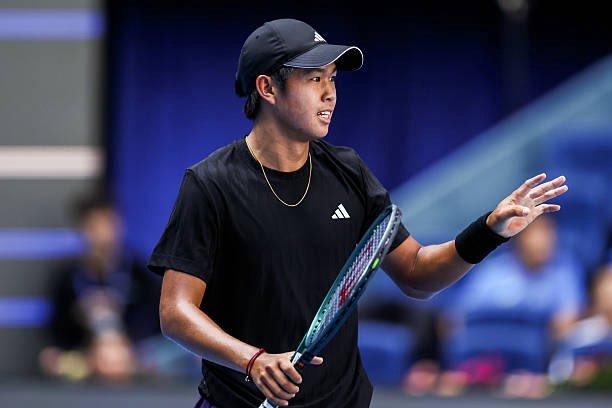Musetti abandona, Tien avança às semifinais do ATP de Tóquio e supera João Fonseca