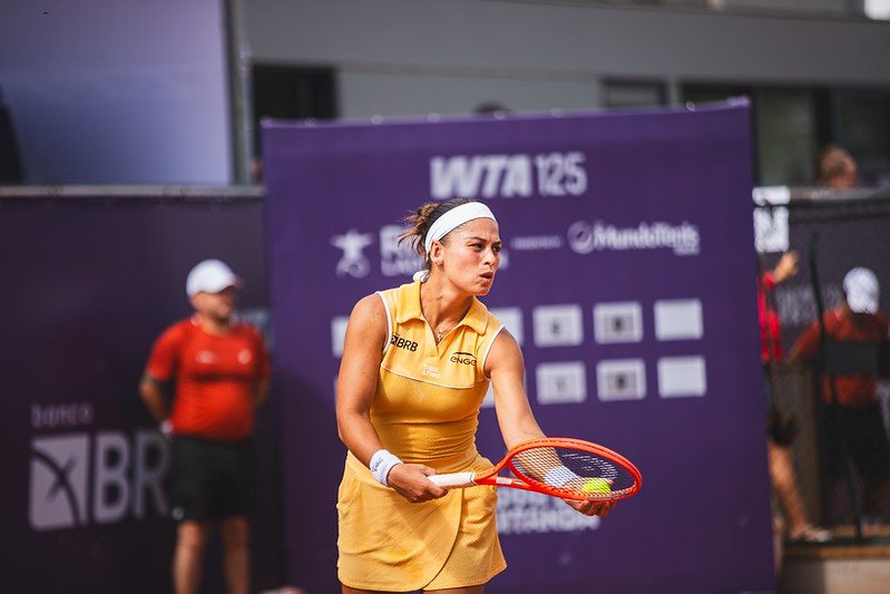 Carol Meligeni arrasa colombiana na estreia no Rio Ladies Open