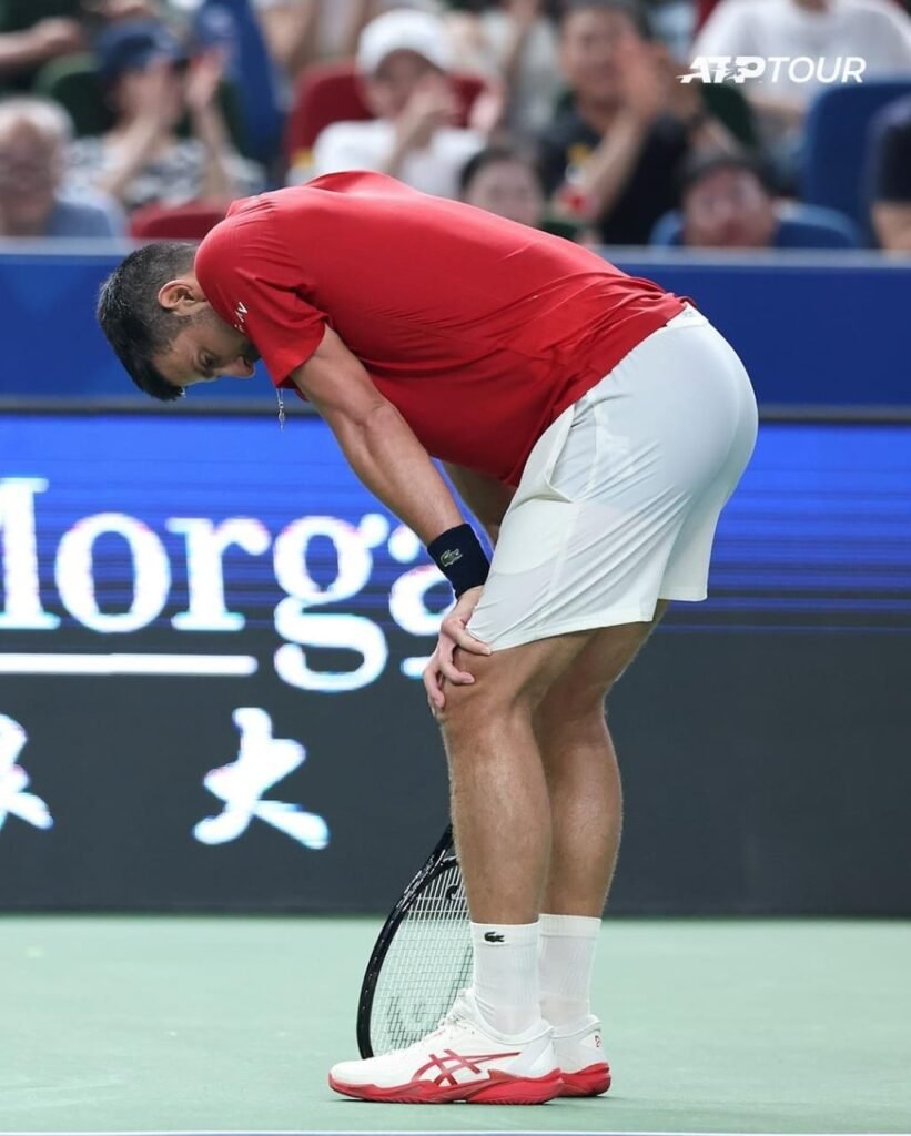 Djokovic supera dores no tornozelo e avança às quartas no Masters 1000 de Xangai