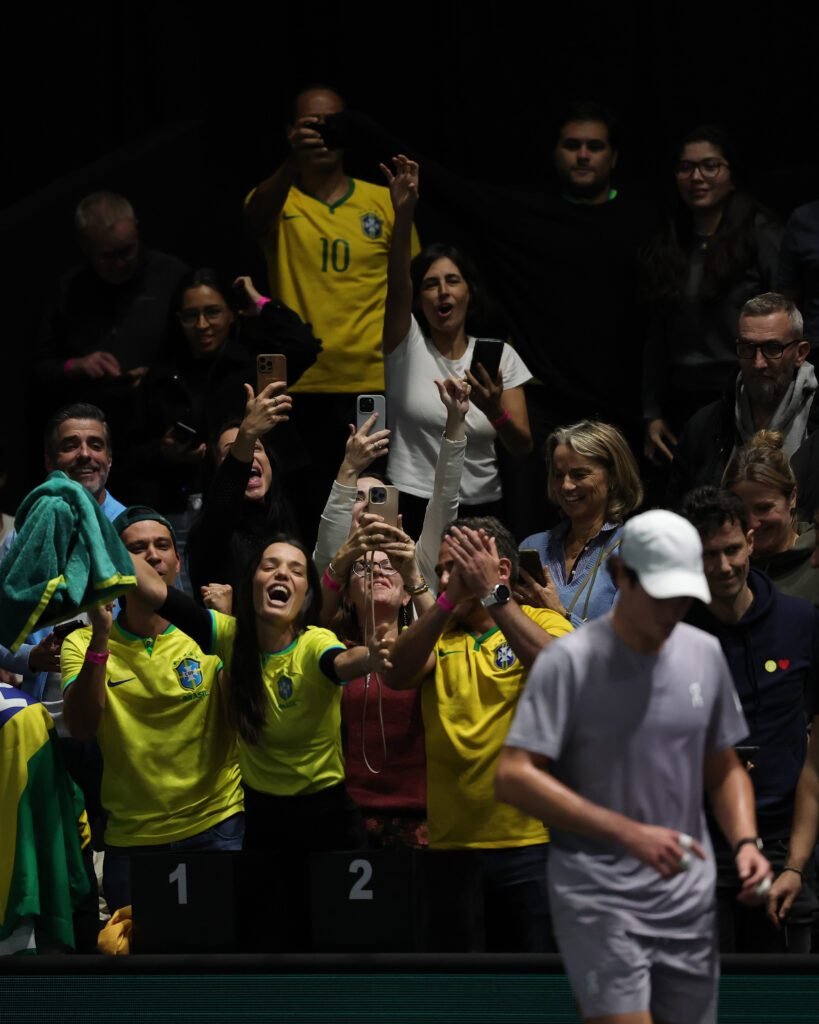 João Fonseca comemora apoio da torcida na vitória na estreia no Masters de Paris