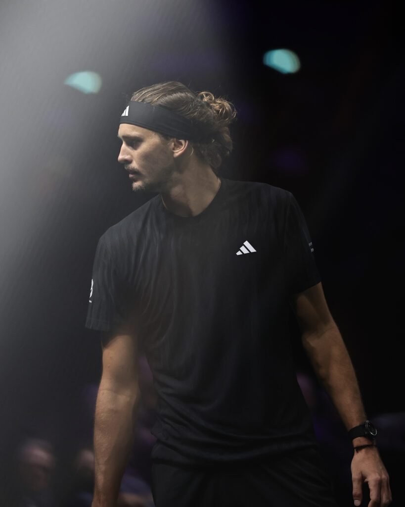 Zverev sofre, mas avança às oitavas de final do Masters 1000 de Paris