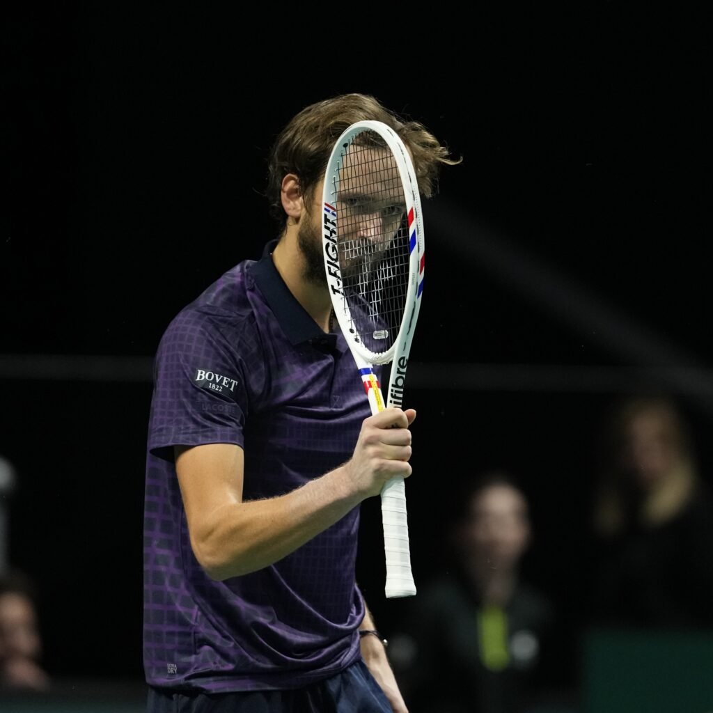 Sinner e Medvedev avançam às quartas do Masters 1000 de Paris