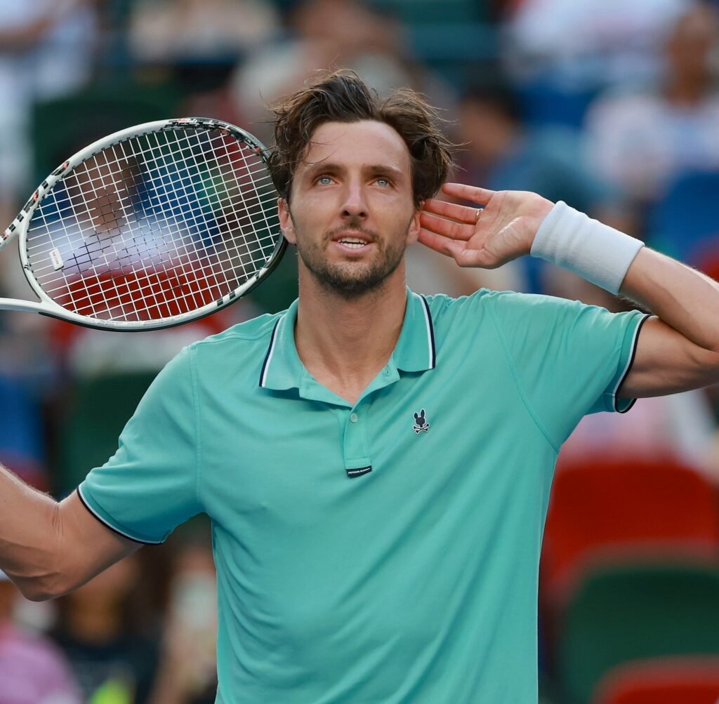 Rinderknech vence Medvedev e fará final do Masters de Xangai contra primo Vacherot
