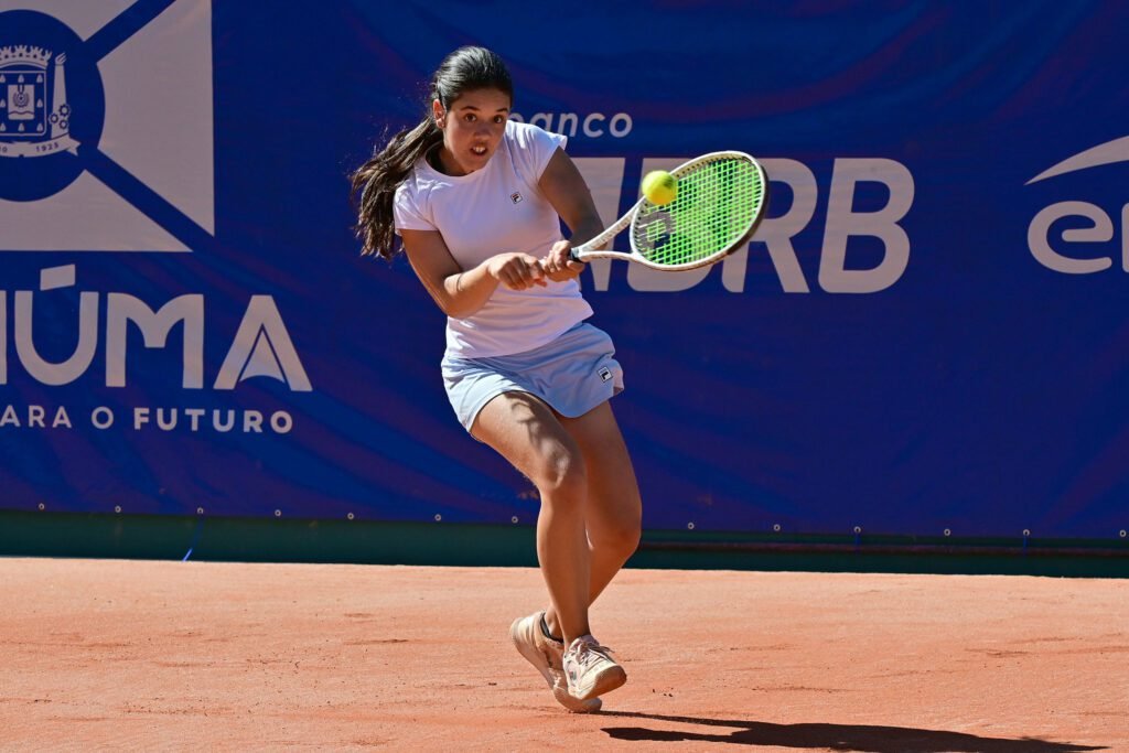 Maria Eduarda Carbone, de 15 anos, conquista primeiro ponto no ranking da WTA