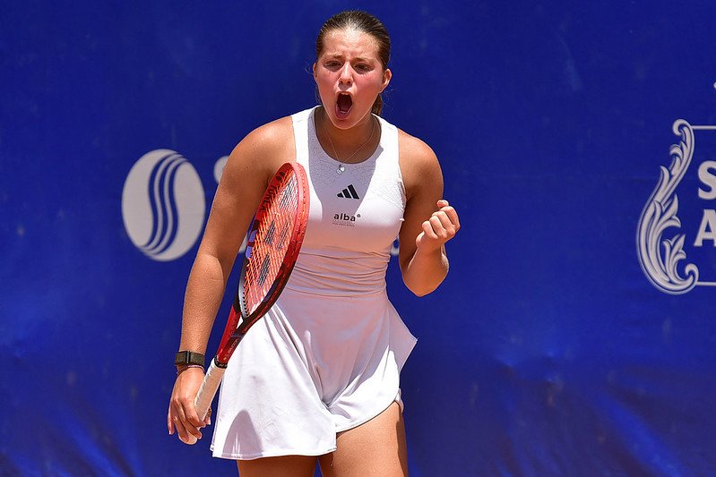 Nathalia Tourinho, de 14 anos, conquista o primeiro ponto no ranking da WTA