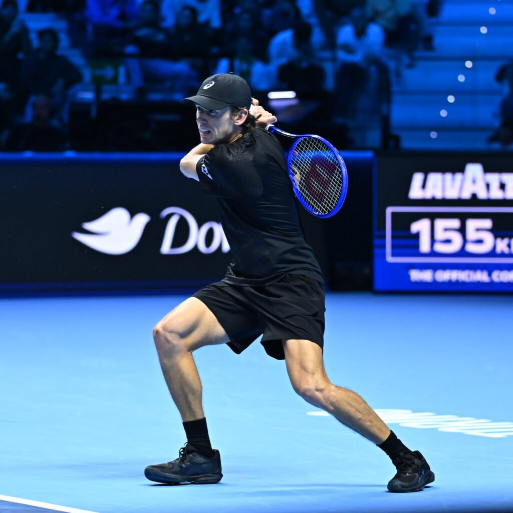 De Minaur vence Fritz e aguarda ajuda de Alcaraz no ATP Finals