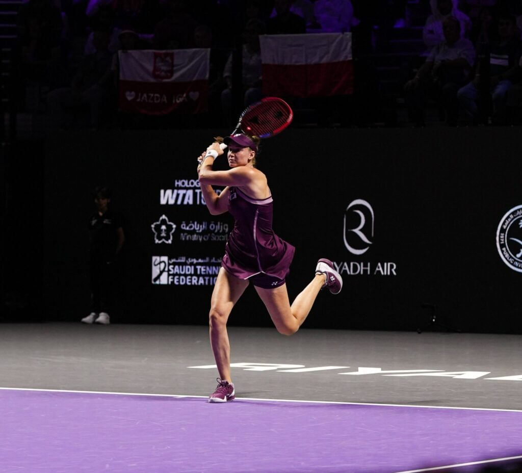 Rybakina vence Swiatek e se aproxima das semifinais do WTA Finals