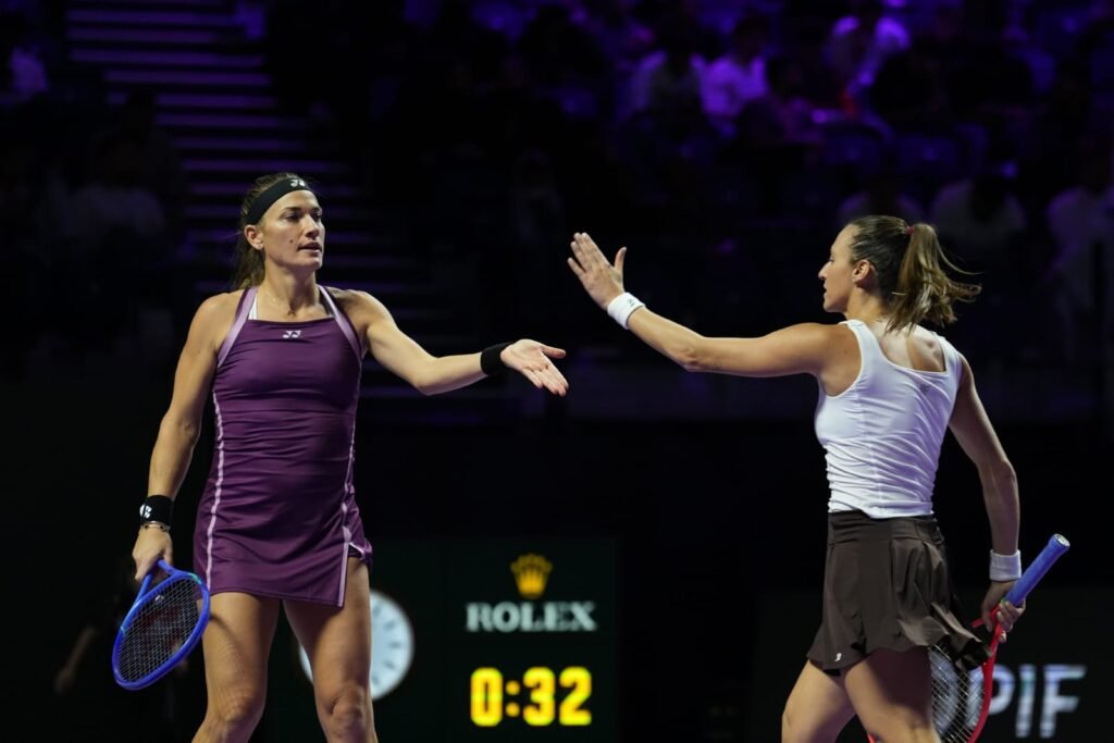 Timea Babos e Luisa Stefani vencem a primeira no WTA Finals