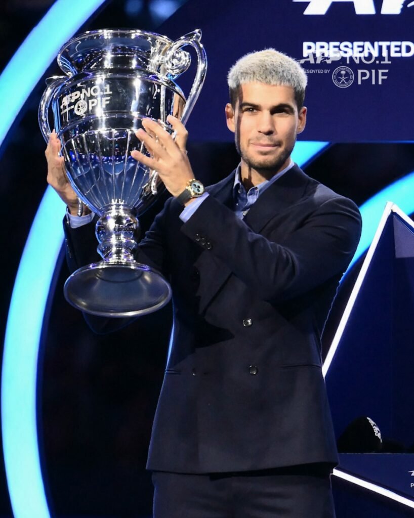 Carlos Alcaraz recebe o troféu de número 1 da temporada 2025