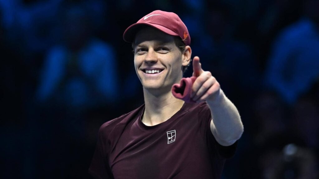 Atual campeão, Jannik Sinner estreia com vitória no ATP Finals