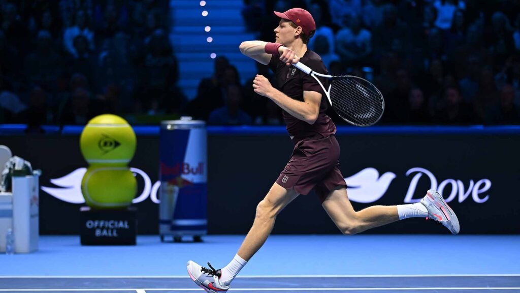 Jannik Sinner vence Ben Shelton e avança invicto às semifinais do ATP Finals