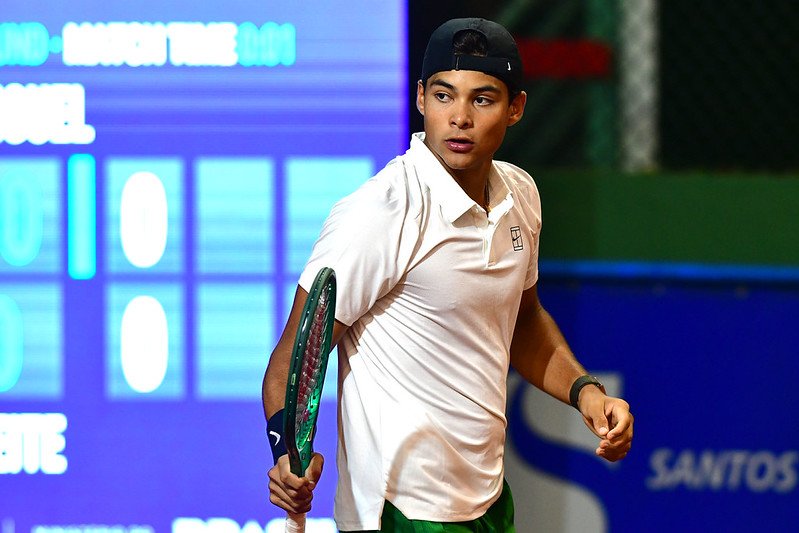 Com quadra lotada, Guto Miguel estreia com vitória no Challenger de Santos