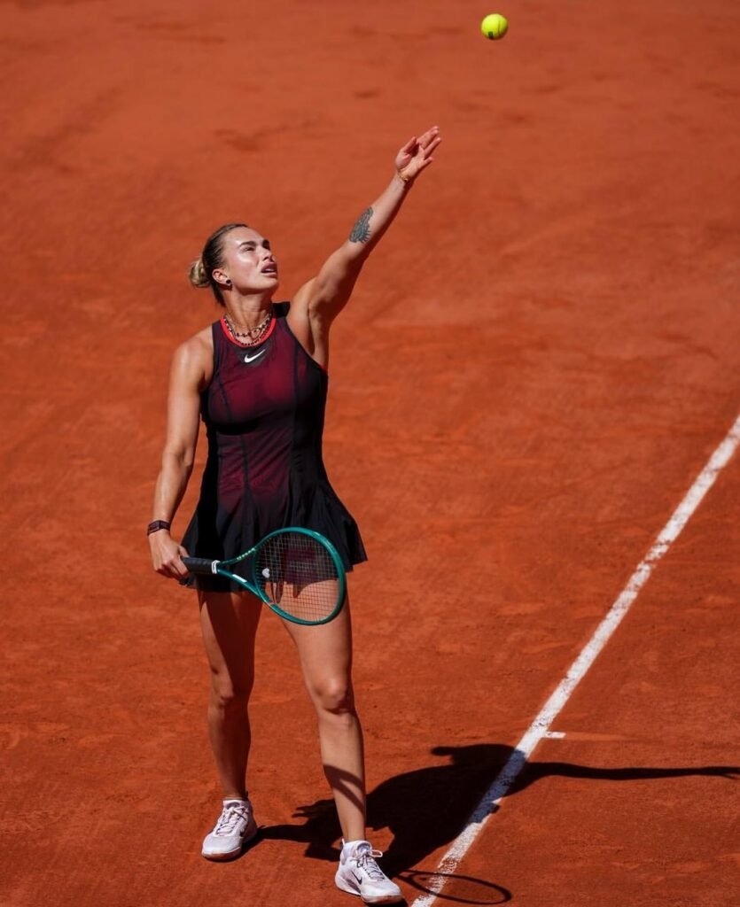 Sabalenka supera francesa e avança à terceira rodada em Roland Garros