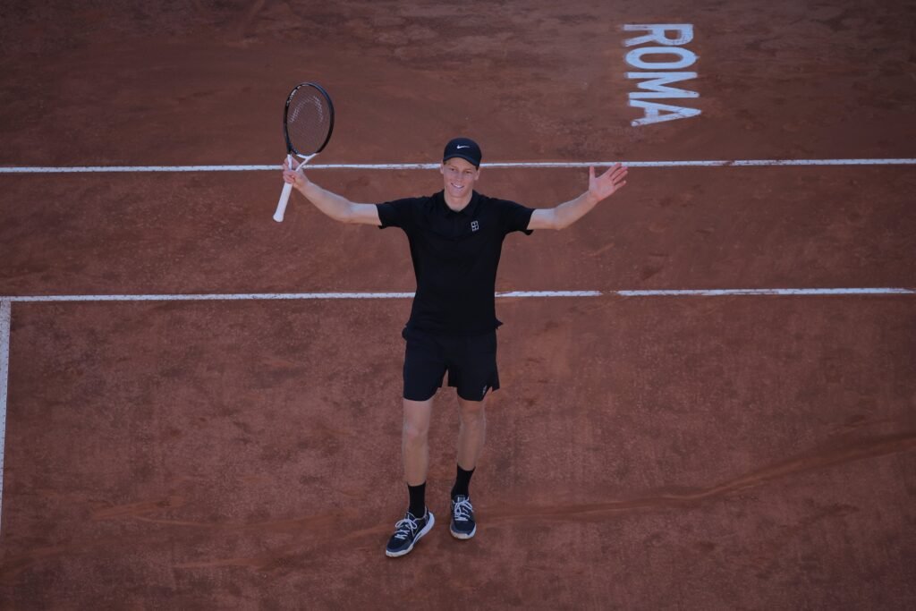 Sinner avança em Roma, iguala um recorde de Djokovic e se aproxima de outro