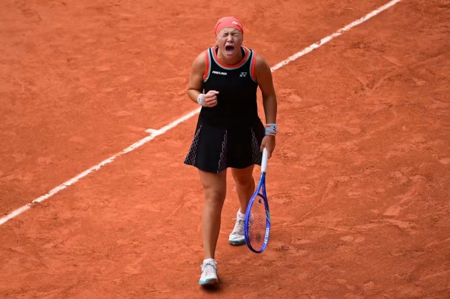 Em virada incrível, Shnaider vence Sabalenka e está nas semifinais em Roland Garros