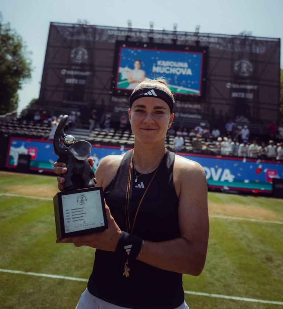 Osaka sente lesão e Muchova conquista o título do WTA de Bad Homburg