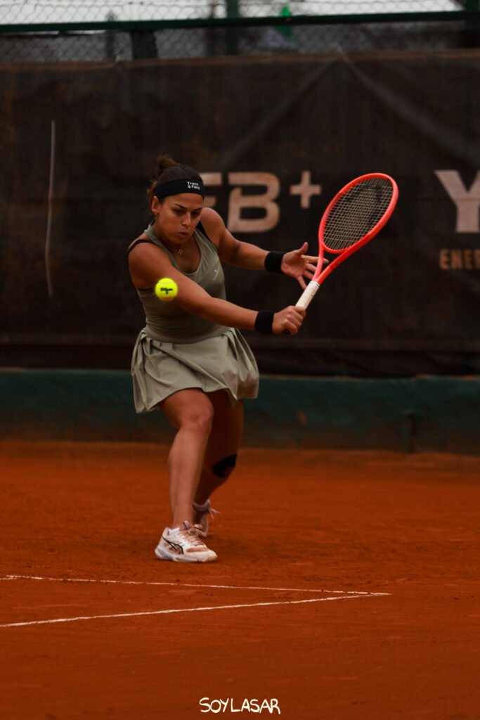 Carol Meligeni e Gabriela Cé estreiam com vitórias em torneios da World Tennis