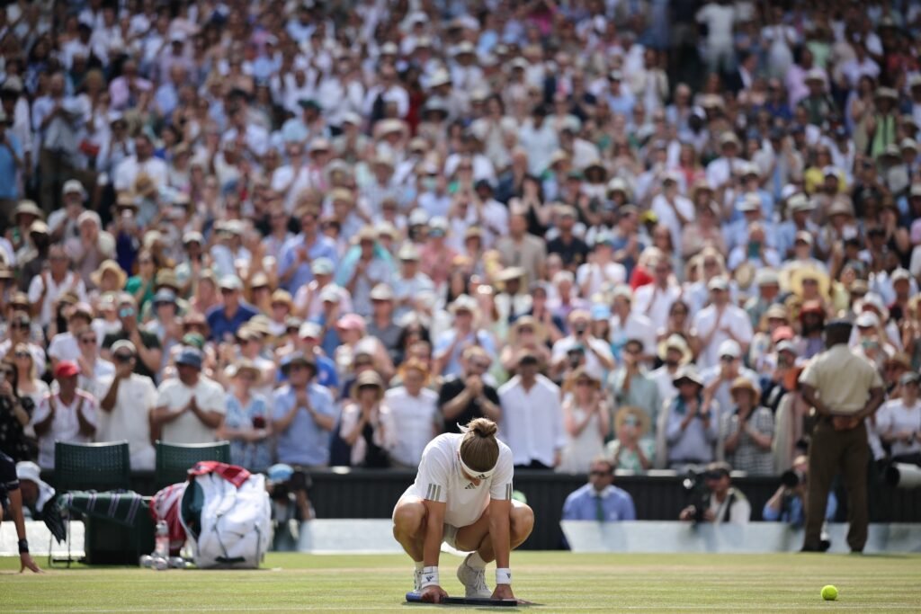 Karolina Muchova salva match point, vence Coco Gauff e está na final de Wimbledon