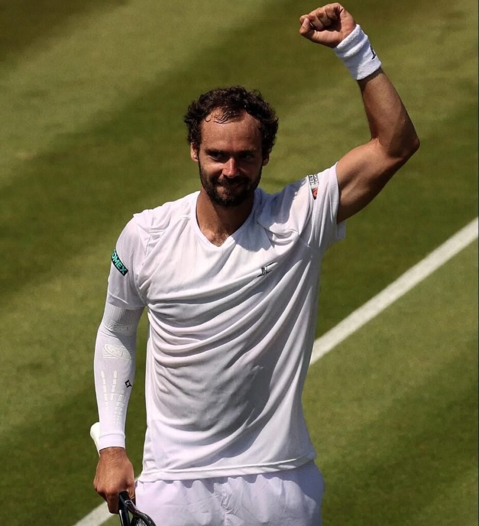 Safiullin lembra lesão e vai às lágrimas após vitória sobre João Fonseca em Wimbledon