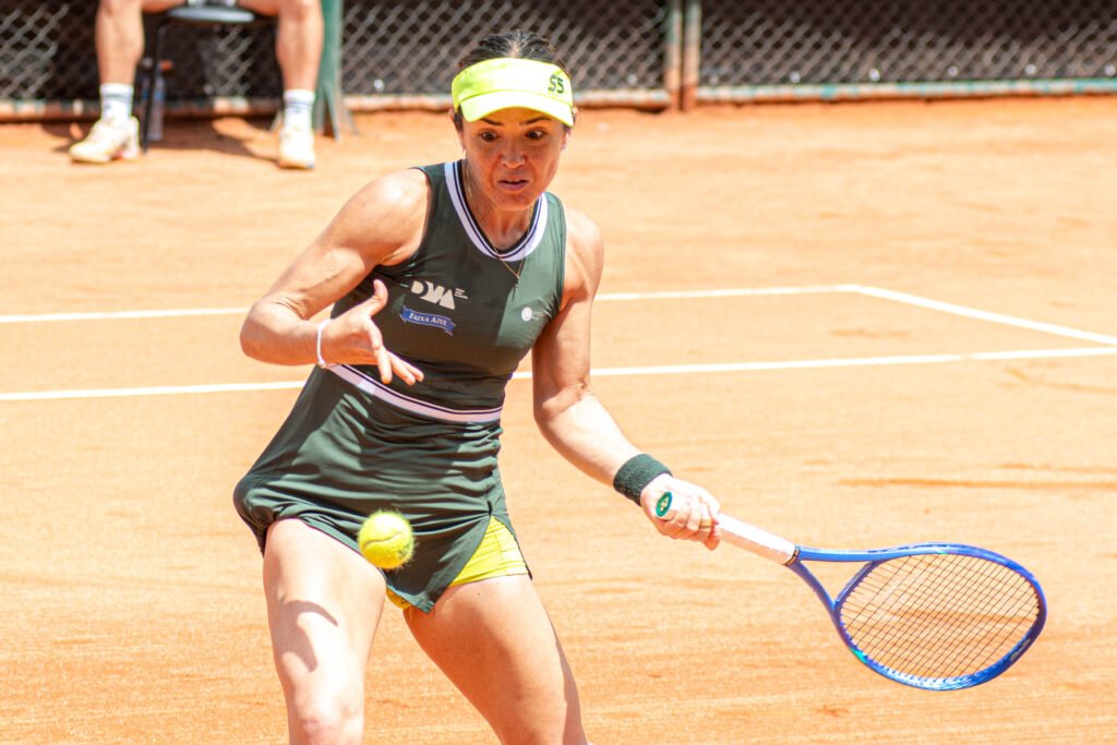 Gabriela Cé estreia com vitória no WTA 125 de Curitiba; Duda Gomes é eliminada
